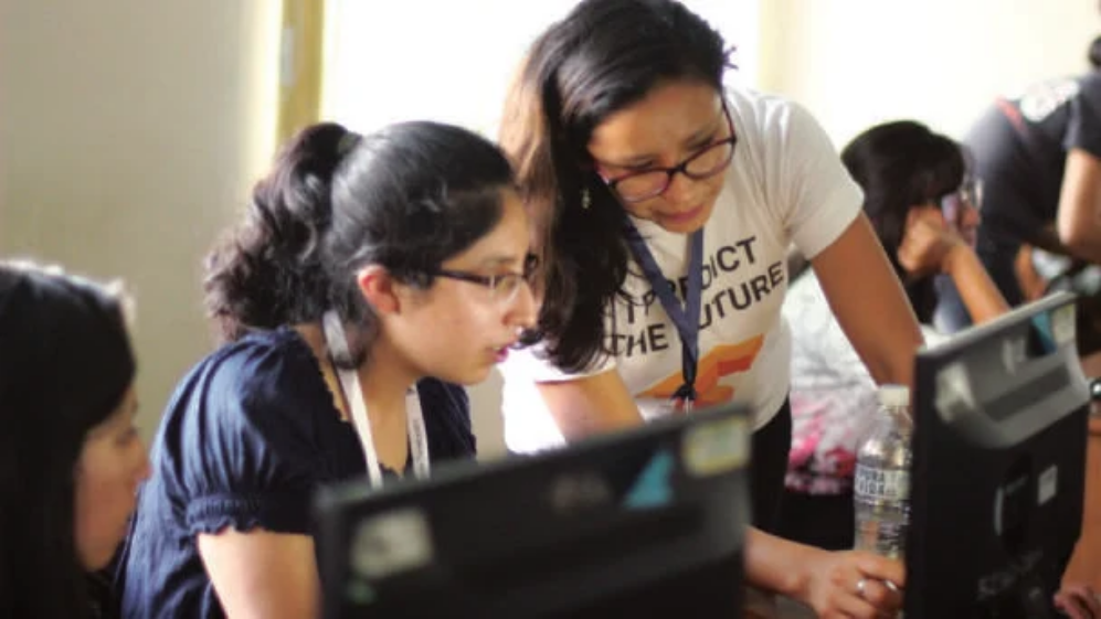 dos mujeres trabajando en una computadora