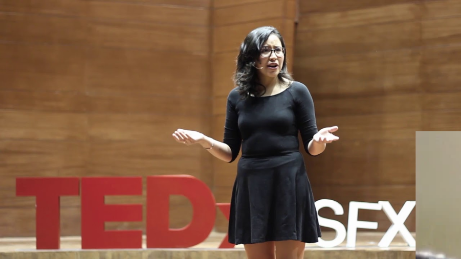 mujer presentando una charla